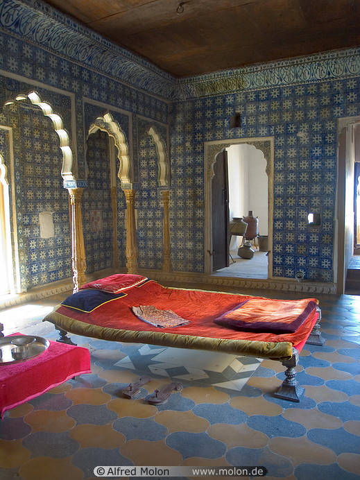 http://www.ddde.de/India/Rajahstan/Jaisalmer/Palace/09%20Royal%20bedroom.jpg